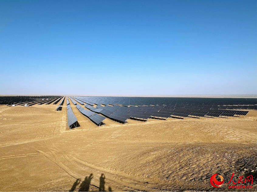 大唐十四師昆玉100萬千瓦光伏基地。人民網(wǎng)記者 楊睿攝 大唐十四師昆玉100萬千瓦光伏基地。人民網(wǎng)記者 楊睿攝