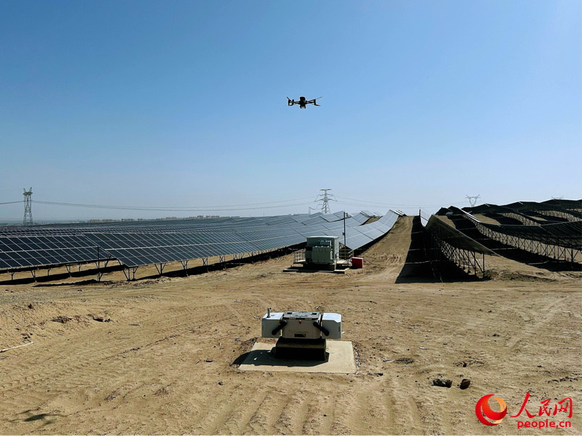 大唐十四師昆玉100萬千瓦光伏基地積極開展數(shù)字化、智能化改造,實(shí)現(xiàn)智慧運(yùn)行、智慧運(yùn)維、智慧安全。圖為無人機(jī)巡檢。人民網(wǎng)記者 楊睿攝 大唐十四師昆玉100萬千瓦光伏基地積極開展數(shù)字化、智能化改造,實(shí)現(xiàn)智慧運(yùn)行、智慧運(yùn)維、智慧安全。圖為無人機(jī)巡檢。人民網(wǎng)記者 楊睿攝