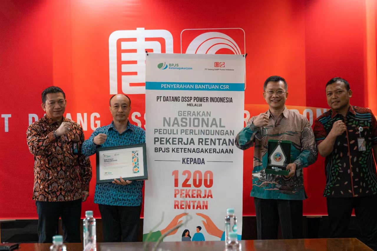 1697435267804098916.jpg 金光公司近日持續(xù)深入開展社會責(zé)任工作,幫助印尼本地1200余名貧困人員參加社保,保障當(dāng)?shù)厣罾щy人群的基本生活質(zhì)量,此舉得到印尼雅加達(dá)社保局的高度肯定,雅加達(dá)社保局相關(guān)負(fù)責(zé)人專程到金光公司本部表達(dá)謝意并頒發(fā)證書和獎牌。.jpg