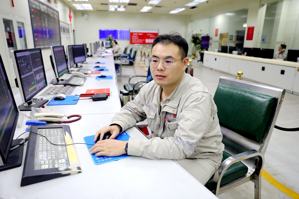 1703553971258037829.jpg 2.孫韜監(jiān)控機(jī)組運(yùn)行(韓城第二發(fā)電公司曹軍科攝).jpg