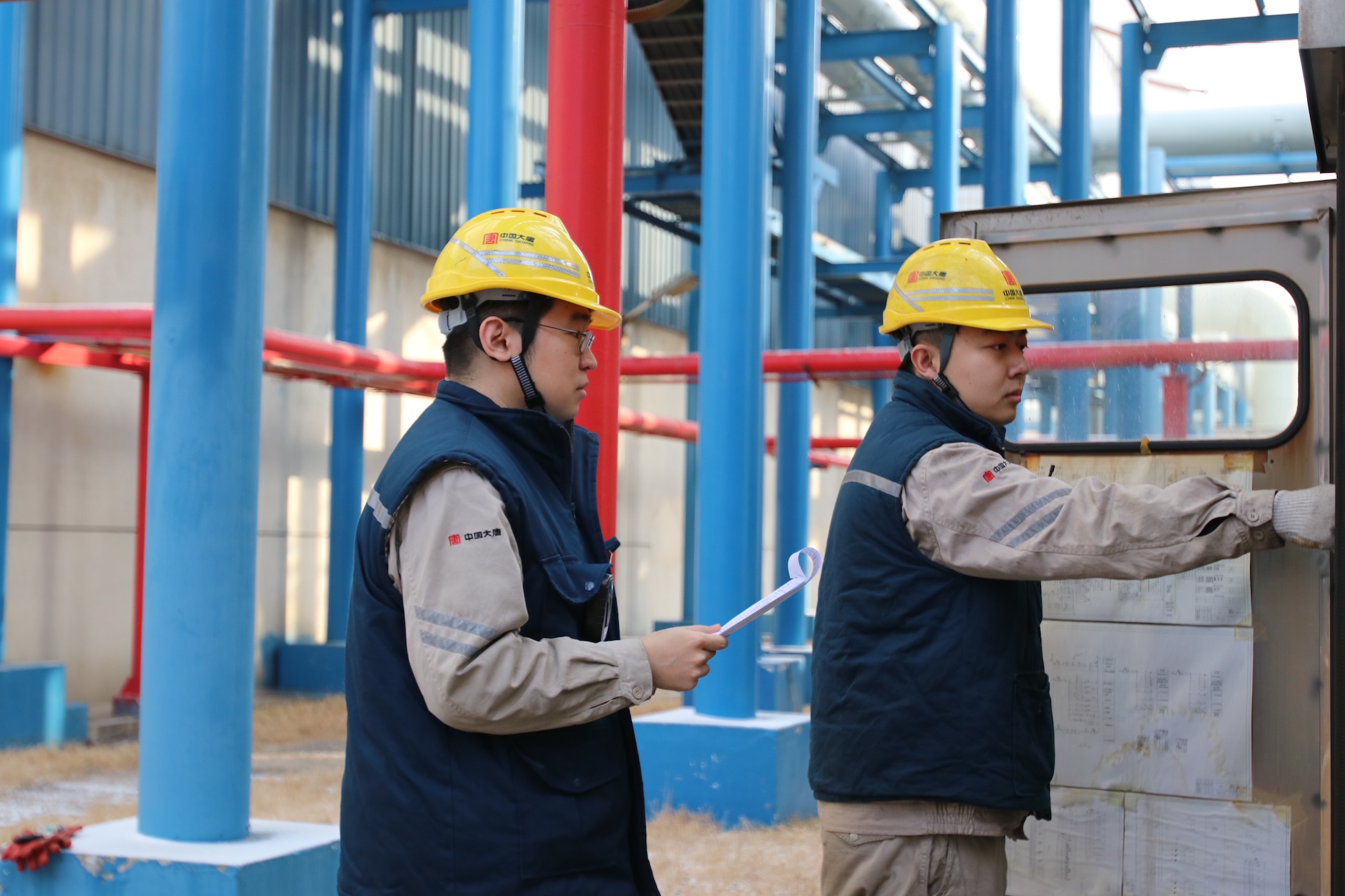 1707032025819080835.jpg 1.圖為發電部青年突擊隊對重點區域進行設備巡檢,筑牢企業安全穩定“保護網”.jpg