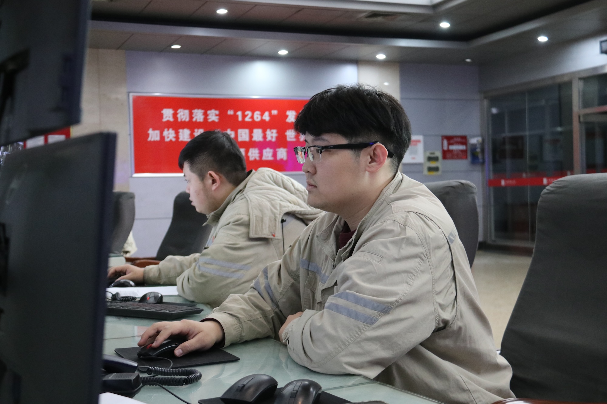 1707032048465064519.jpg 2.圖為發電部實時掌握來煤翻卸進度,并及時通報燃料結構,確保機組經濟穩定運行.jpg