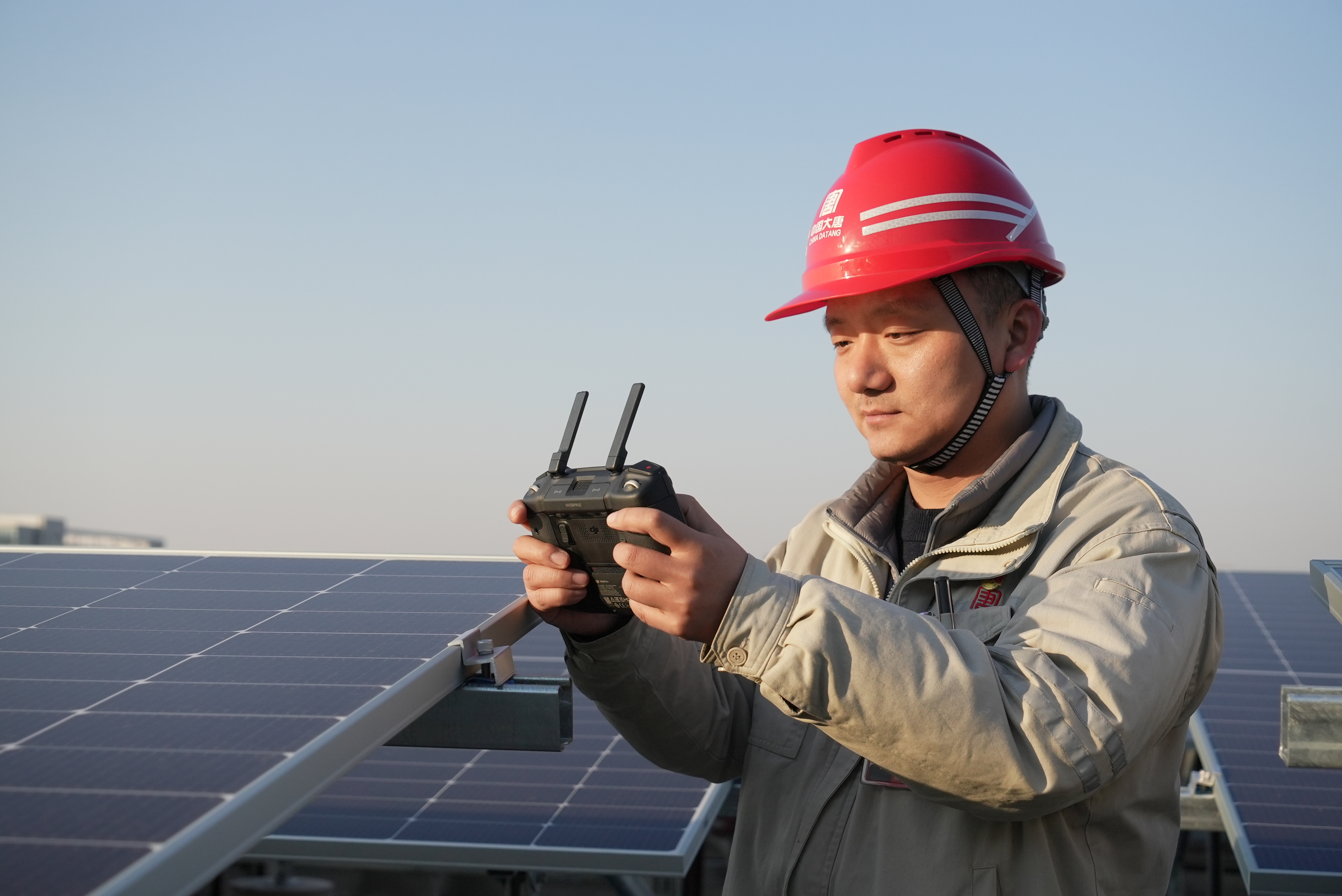 1716775313561097082.jpg 3.黃鵬飛使用無人機察看光伏建設現場.jpg